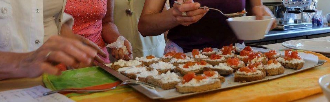 Confit di pomodori e semi di sesamo su crostini alla crema di caprino