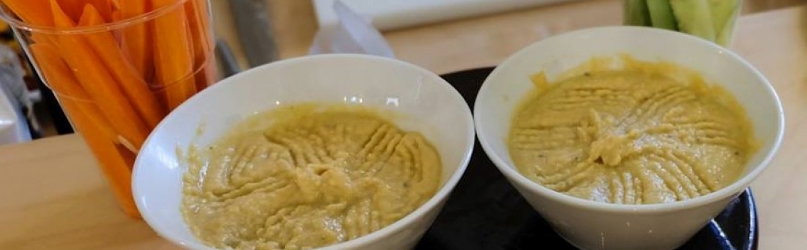 Crema di lenticchie rosse con anacardi e spezie su papad Urad Dal